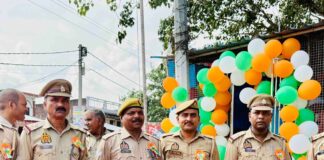 हसीनाबाद चौकी में स्वतंत्रता दिवस समारोह:बस्ती में चौकी प्रभारी ने किया ध्वजारोहण
