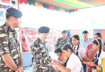 महराजगंज में SSB जवानों ने मनाया रक्षाबंधन:स्कूली छात्राओं और बहनों ने बांधी राखी, सुरक्षा का संकल्प