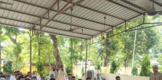 निचलौल में जन्माष्टमी-बारावफात पर पीस कमेटी की बैठक:धर्मगुरुओं व संभ्रांत लोगों से शांति बनाए रखने की अपील