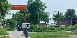 सड़क पर जलजमाव से परेशानी,गड्ढों में तब्दील हो रही सड़क:कोतवालपुर गांव के पास राहगीर परेशान, मरम्मत की मांग