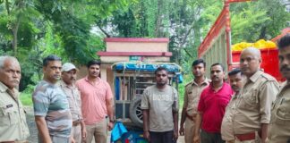 फरेंदा में अवैध लकड़ी तस्करी का भंडाफोड़, एक गिरफ्तार:मुखबिर की सूचना पर वन विभाग ने पिकअप; ई-रिक्शा सहित लकड़ी जब्त की