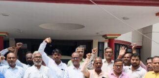 महाराजगंज में खराब बिजली से उद्योग प्रभावित:संयुक्त व्यापारी मोर्चा ने डीएम को ज्ञापन सौंपकर सुधार की मांग की