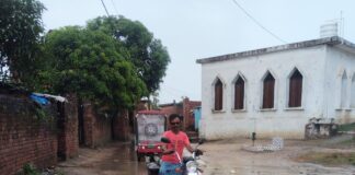 कागजों में सफाई अभियान, जमीन पर गंदगी का अंबार:बस्ती में स्कूल जाने वाले बच्चों और राहगीरों की बढ़ी मुश्किलें