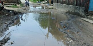 महराजगंज में सड़क टूटने, जलभराव से बढ़ी मुश्किलें:राहगीरों, ग्रामीणों ने प्रशासन से लगाई गुहार