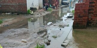 महराजगंज के नटवा गांव में जर्जर सड़कें:जलभराव से ग्रामीण परेशान, आवागमन में दिक्कत