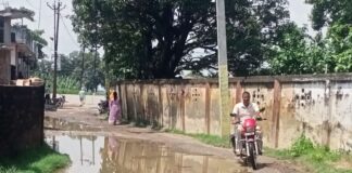 भिनगा-सोनवा मार्ग पर जलभराव, मरीज-एंबुलेंस फंसे:अस्पताल जाने वाले परेशान, जनजीवन अस्त-व्यस्त; ग्रामीणों ने की मरम्मत की मांग