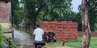बस्ती में पायकपुर मुख्य मार्ग जर्जर, ग्रामीण परेशान:सड़क निर्माण की मांग को लेकर आंदोलन की चेतावनी