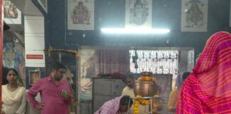 सावन के पहले सोमवार पर शिव मंदिर में उमड़ी भीड़:कंपनी बाग में श्रद्धालुओं ने किया जलाभिषेक, हर-हर महादेव के जयघोष
