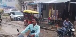मुख्य सड़क बदहाल:मल्हीपुर बाजार में बारिश में जलभराव से लोग परेशान
