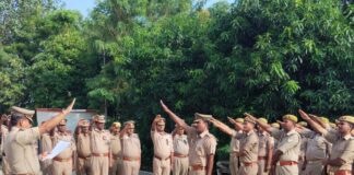 प्रभारी निरीक्षक ने लालगंज थाने में किया ध्वजारोहण:पुलिसकर्मियों को राष्ट्र की एकता की शपथ दिलाई
