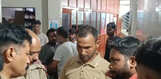 इलाज के दौरान दो साल के बच्चे की मौत:बस्ती में परिजनों ने डॉक्टर पर लगाया लापरवाही का आरोप, अस्पताल में किया हंगामा