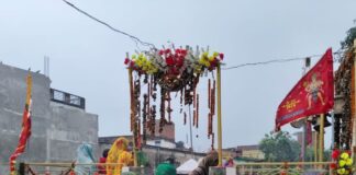 सावन के पहले सोमवार को शिवालयों में भीड़ उमड़ी:महाराजगंज के श्यामदेउरवा शिव मंदिर में भक्तों ने किया जलाभिषेक