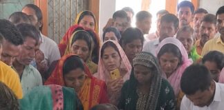 बस्ती के झुनीनाथ मंदिर मेंपहले सोमवार पर भीड़:भक्तों की उमड़ी भीड़, सुरक्षा के पुख्ता इंतजाम
