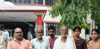 अमृत सरोवर में 3 बच्चों की मौत का मामला:महराजगंज में परिजनों ने डीएम से की वास्तविक दोषियों पर FIR की मांग