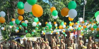 बस्ती के गौर थाने में स्वतंत्रता दिवस पर:थानाध्यक्ष ने किया ध्वजारोहण