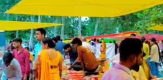 बस्ती के बाबा निहाल दास मंदिर में सजा मेला:सावन मेले में उमड़ी भीड़,दुकानों पर भक्तों की भारी चहल-पहल