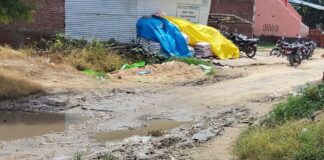 रौतापार-लालगंज सड़क बदहाल, आवागमन मुश्किल:बनकटी ब्लॉक मुख्यालय को जोड़ने वाले मार्ग पर गड्ढे, जलभराव से लोग परेशान