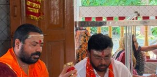 दुबौलिया में विश्व हिंदू महासंघ ने किया रुद्राभिषेक:बाबा झूंगी नाथ धाम में जन्मदिन पर आयोजन