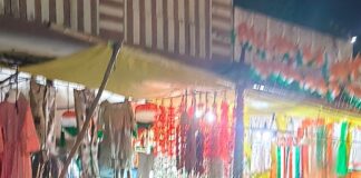 इकौना बाजार में स्वतंत्रता दिवस की तैयारियां तेज:लोग उत्साहपूर्वक तिरंगा खरीद रहे, दुकानें सजीं