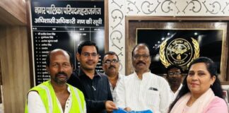 महराजगंज नगर पालिका ने बांटे रेनकोट:कर्मचारियों को हर मौसम में कर्तव्य निर्वहन के लिए सुविधा