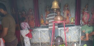 सावन के पहले सोमवार पर स्वर्ग आश्रम मंदिर में उमड़ी:कप्तानगंज में दूर-दूर से पहुंचे श्रद्धालुओं ने किए भोलेनाथ के दर्शन