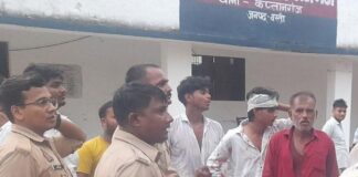 महराजगंज में सैलून संचालक-पूर्व कर्मचारी में मारपीट:चार घायल, बाजार में अफरा-तफरी, पुलिस जांच में जुटी