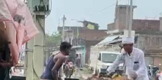 नासिरगंज-बदला मार्ग के गड्ढे ईंटों से भरे गए:समाजसेवी नसरुद्दीन अहमद की पहल से राहगीरों को राहत