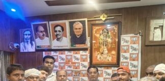 सिंदुरिया को नगर पंचायत बनाने की मांग:ग्रामीणों ने विधायक को सौंपा ज्ञापन