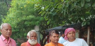 पेड़ वाले बाबा’ ने मंदिर परिसर में चलाया सफाई अभियान:बोले- स्वच्छता के साथ हरियाली भी जरूरी