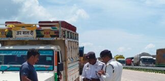 सोनौली सीमा पर 11 किमी ट्रकों की कतार:ट्रैफिक व्यवस्था संभालने के लिए पुलिस बल तैनात