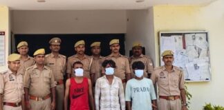 सोलर पैनल चोरी का खुलासा, तीन गिरफ्तार:निचलौल में आरोपियों से बैटरी, पैनल और मोटरसाइकिल बरामद