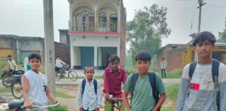 इकौना में सेमगढ़ा-स्कूल मार्ग वर्षों से कच्चा:बारिश में कीचड़ से बच्चे गिरते, ग्रामीण भी परेशान