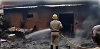 धू-धू कर जला डेकोरेटर का टेंट, लाखों का सामान आग की भेंट चढ़ा