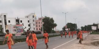 बस्ती के विक्रमजोत NH-27 सर्विस रोड पर खुली नालियां:कांवड़ यात्रियों के लिए खतरा, स्थानीय लोग NHAI से नाराज