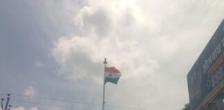 बस्ती में 80 फीट ऊंचा तिरंगा फहराया गया:शिव मंदिर परिसर में आयोजित कार्यक्रम में विधायक पहुंचे, शहीदों को याद किया गया