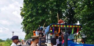 इटहिया शिव मंदिर मेले में पुलिस का जागरूकता अभियान:श्रद्धालुओं को यातायात नियमों के प्रति किया जागरूक