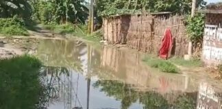 बागापार-विष्णुपुरवा मार्ग पर दो फीट पानी जमा:शिव मंदिर जाने वाले श्रद्धालुओं और ग्रामीणों को परेशानी