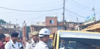 महराजगंज में यातायात पुलिस ने स्कूली वाहनों की चेकिंग की:छात्र-छात्राओं की सुरक्षा सुनिश्चित करने के लिए अभियान चलाया