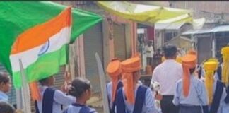 बस्ती के चौरी बाजार में बच्चों ने निकाली तिरंगा यात्रा:स्वतंत्रता दिवस पर गूंजे देशभक्ति के नारे, ग्रामीणों ने किया स्वागत