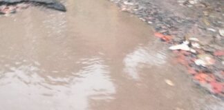 विक्रमजोत बाजार मार्ग पर गड्ढे, कीचड़ से परेशानी:स्कूल और गन्ना समिति जाने वालों को भारी समस्या, शिकायतें अनसुनी