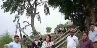 कटान वाले तटबंध पर डीएम की पैनी नजर:विक्रमजोत-धुसवा में मौके पर पहुंचीं कृतिका ज्योत्स्ना, बोलीं- सुरक्षा में लापरवाही बर्दाश्त नहीं