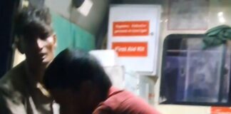 कुसौरा में टेंपो पलटा, चालक समेत दो घायल:डिवाइडर से टकराई गाड़ी, सीएचसी में उपचार जारी
