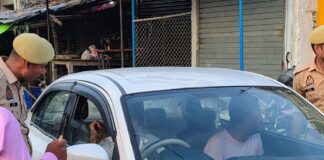 दुबौलिया बाजार में राम जानकी मार्ग पर चेकिंग अभियान:कांवड़ियों और स्थानीय वाहनों को ही आवाजाही की अनुमति
