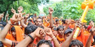 हजारों कांवड़िए त्रिवेणी धाम से गंगाजल लेकर सिसवा पहुंचे:65 किमी पैदल यात्रा कर पहुंचे, ‘बोल-बम’ के जयकारों से गूंजा कस्बा