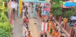 इटहिया शिव मंदिर में सावन के दूसरे सोमवार उमड़ा जनसैलाब:नेपाल से भी हजारों श्रद्धालु पहुंचे, किए बाबा भोलेनाथ के दर्शन