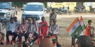 बस्ती के प्राथमिक विद्यालय में 80वां स्वतंत्रता दिवस मनाया:सपा नेता ने फहराया तिरंगा