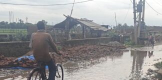 लक्ष्मनपुर चौराहे पर नाली नहीं, हल्की बारिश में जलभराव:राहगीरों और वाहन चालकों को परेशानी, बीमारियों का खतरा