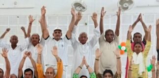 बस्ती में योग को जन-जन तक पहुंचाने पर जोर:साधकों को सांसों के साथ और अपनी क्षमता के अनुसार योगाभ्यास करने की दी सलाह