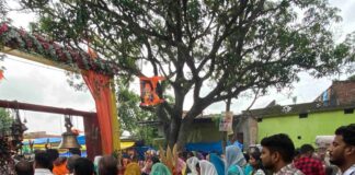 सावन के दूसरे सोमवार पर हरखोड़ा धाम में उमड़ी भीड़:महराजगंज में प्राचीन शिव मंदिर में सुबह 5 बजे से भक्तों का तांता