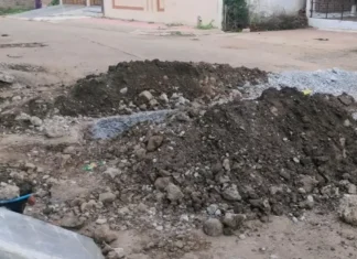 मुख्य सड़क पर खुले गहरे गड्ढों से हादसे का खतरा